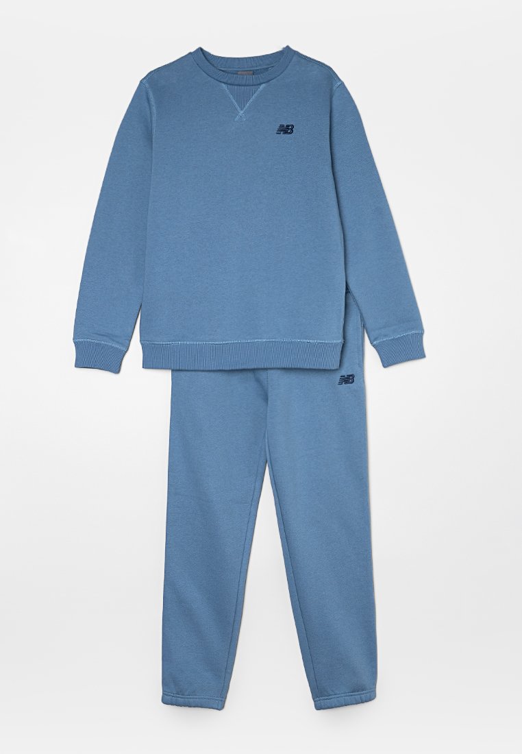 Blauwe katoenen sweatshirt en bijpassende broekset. Het sweatshirt heeft ribgebreide manchetten en een zoom, met een klein logo op de borst. Zachte textuur, comfortabele pasvorm.