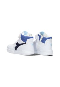 Le sneakers alte bianche presentano un design a forma di swoosh blu navy, un colletto blu testurizzato e una cerniera laterale con suole in gomma bianche.