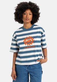 Stripet t-skjorte med blå og hvite horisontale linjer; har et sentralt oransje solgrafikk og "Quiksilver"-logo, korte ermer, avslappet passform.