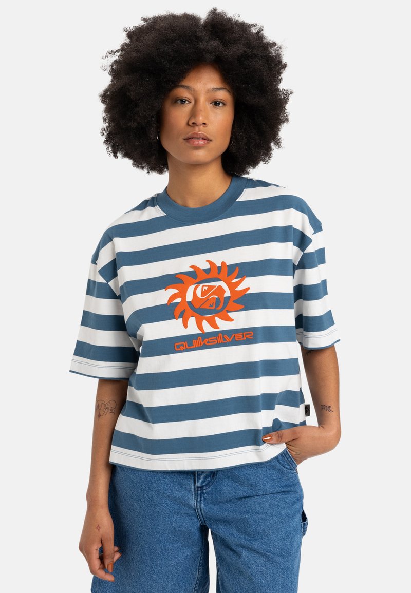 Stripet t-skjorte med blå og hvite horisontale linjer; har et sentralt oransje solgrafikk og "Quiksilver"-logo, korte ermer, avslappet passform.