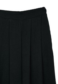 Jupe plissée noire avec une taille élastique, faite en tissu texturé. Présente des plis soigneusement cousus sur le devant.