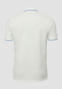 Weißes Poloshirt mit kurzen Ärmeln und blauen Akzenten am Kragen und an den Ärmelbündchen, von hinten vor einem schlichten Hintergrund gezeigt.