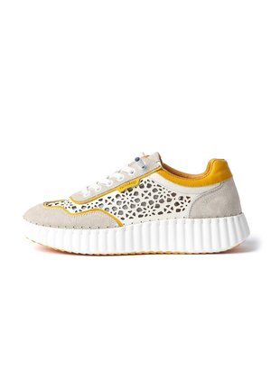 Sneaker grigio chiaro e giallo con lacci bianchi, pannello laterale traforato e suola spessa bianca zigrinata, mostrata di profilo su sfondo bianco.