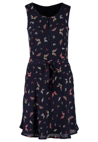 Robe sans manches bleu marine avec imprimé papillon coloré et ceinture nouée à la taille, longueur genou avec une jupe fluide.