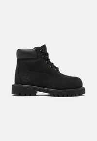 Bottes de randonnée noires étanches en cuir et matériau synthétique, avec un laçage à l'avant, un col rembourré et une semelle en caoutchouc texturé.