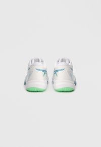 Scarpe sportive bianche con textures lisce, accenti blu chiaro e verdi, tacco arrotondato e suola in gomma con motivo.