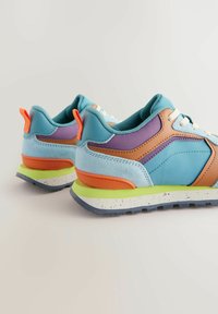 Mehrfarbige Sneaker mit einer Kombination aus Leder und Wildleder. Überwiegend blau, mit Akzenten in Orange, Lila und Grün. Texturierte Oberflächen und geschichtetes Design.