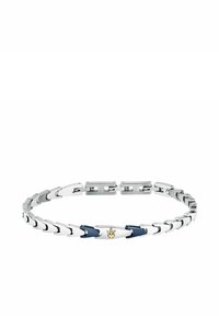 Bracciale in metallo argentato con maglie alternate opache e lucide, caratterizzato da accenti in smalto blu e un emblema dorato al centro.