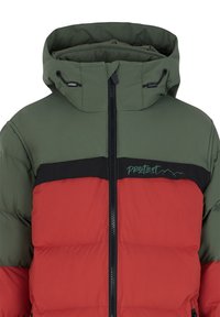 Giacca imbottita con parte superiore verde, corpo rosso e striscia orizzontale nera. Include un cappuccio, cerniera frontale e dettaglio del logo sul petto.