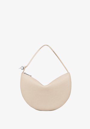 Beige crescentförmige Handtasche mit strukturierter Oberfläche, schlankem Griff und Reißverschluss, der durch metallische Beschläge akzentuiert wird.