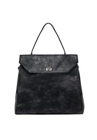 Bolso de mano de cuero negro con una forma estructurada, superficie texturizada, cierre de solapa, herrajes plateados y una sola correa para el hombro.