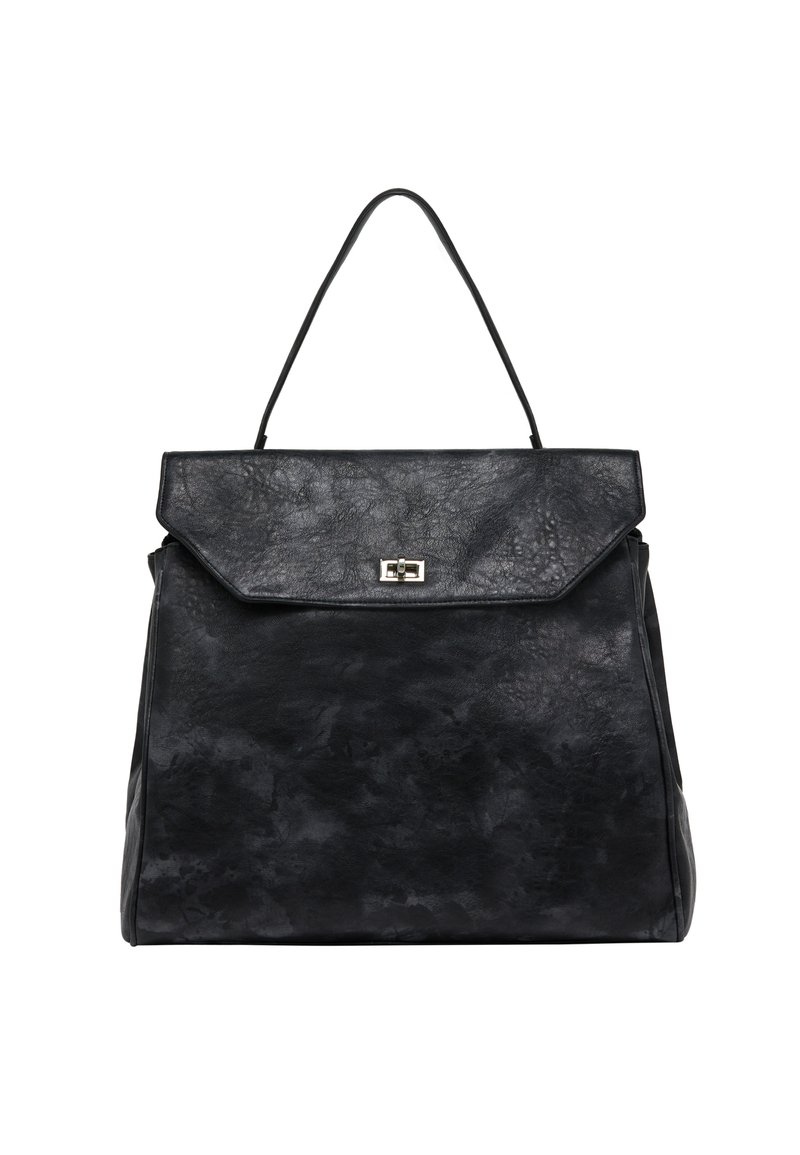 Bolso de mano de cuero negro con una forma estructurada, superficie texturizada, cierre de solapa, herrajes plateados y una sola correa para el hombro.