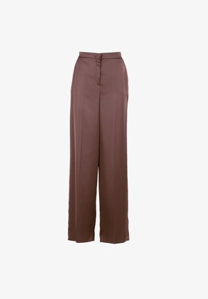 Pantaloni marroni a gamba larga realizzati in tessuto liscio. Caratterizzati da una vita alta con chiusura a bottone singolo e pieghe nette lungo la parte anteriore.