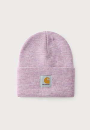 Hellviolette gestrickte Mütze mit umgeschlagenem Bündchen, vorne mittig ein rechteckiges Carhartt-Logo in Gelb und Weiß.