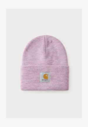 Hellviolette gestrickte Mütze mit umgeschlagenem Bündchen, vorne mittig ein rechteckiges Carhartt-Logo in Gelb und Weiß.