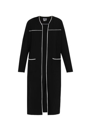 Cardigan lungo nero realizzato in un tessuto morbido, con piping bianco lungo i bordi frontali e due tasche anteriori. Stile aperto con maniche lunghe.