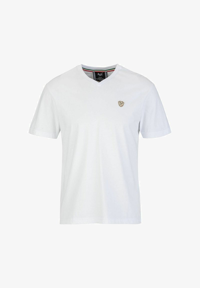 Witte katoenen t-shirt met een V-hals, korte mouwen en een klein gouden logo op de linkerkant van de borst. Eenvoudig ontwerp, gladde textuur.