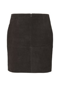 Zwarte suède minirok met een gladde textuur, voorzien van een ritssluiting aan de achterkant en een eenvoudig, figuurvormend ontwerp zonder extra versieringen.