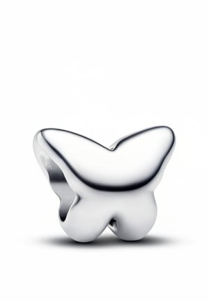 Ciondolo argentato a forma di farfalla con una texture liscia e lucida e bordi arrotondati. Presenta un corpo centrale grande e ali estese.