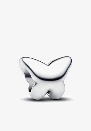 Ciondolo argentato a forma di farfalla con una texture liscia e lucida e bordi arrotondati. Presenta un corpo centrale grande e ali estese.