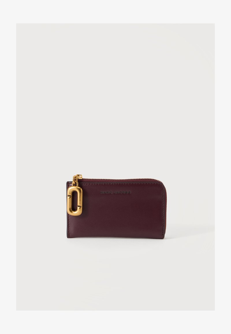 Portefeuille zippé en cuir bordeaux foncé avec tirette de fermeture éclair en métal doré et nom de la marque subtilement embossé sur le devant.