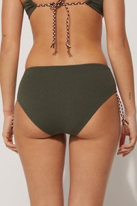 Bikiny spodní díl v khaki zelené barvě s texturovanou tkaninou, vysokým pasem a nastavitelné zavazování po stranách s pleteným zdobením v hnědé a krémové barvě.