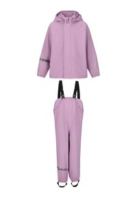 Veste de pluie imperméable violet clair avec capuche et bande réfléchissante ; salopette assortie avec bretelles réglables et accent argent.