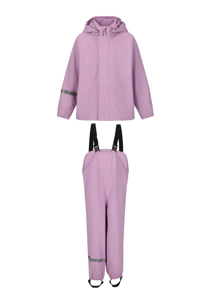Veste de pluie imperméable violet clair avec capuche et bande réfléchissante ; salopette assortie avec bretelles réglables et accent argent.