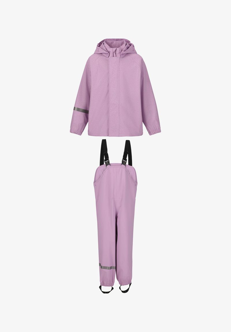 Lyslilla vandtætte regnjakke med hætte og reflekterende stribe; matchende bib-overalls med justerbare stropper og en sølvaccent.