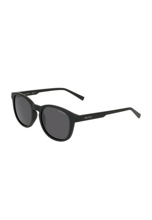 Lunettes de soleil Nautica noires avec des verres foncés rectangulaires arrondis et des branches fines portant le nom de la marque sur les branches, présentées sous un léger angle.
