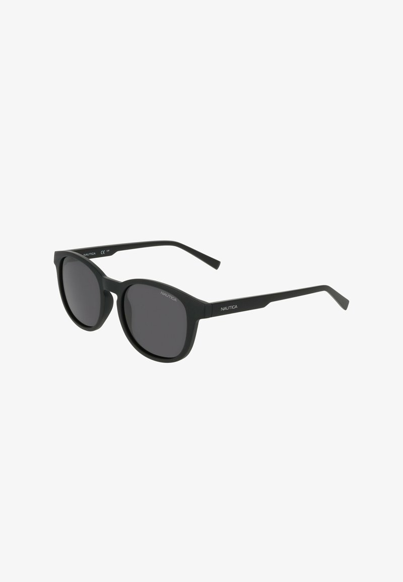 Lunettes de soleil Nautica noires avec des verres foncés rectangulaires arrondis et des branches fines portant le nom de la marque sur les branches, présentées sous un léger angle.