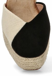 Wedge de espadrille en negro y beige con suela de yute trenzado. Parte superior de ante y lona con punta redondeada y diseño de bloqueo de color diagonal.