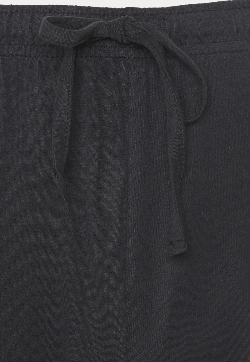Sorte sweatpants med elastisk talje og snøre. Glat tekstur, enkelt design og ingen synlige mønstre eller detaljer.