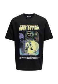 Camiseta de algodón negra con un gráfico vibrante de SpongeBob con un aspecto desgastado, rodeado de coloridos rostros de criaturas marinas y texto.