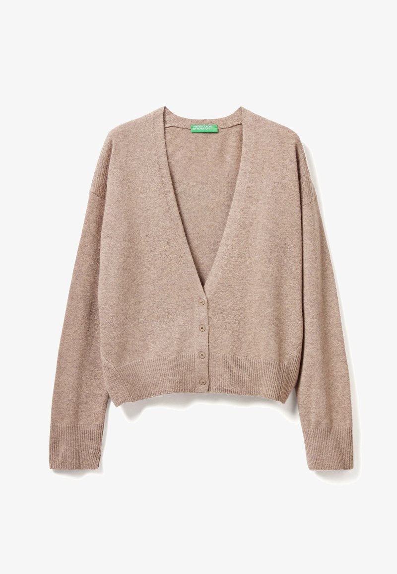 Cardigan corto color marrone chiaro realizzato in morbido tessuto a maglia. Presenta un collo a V, sette bottoni e polsini e orlo a coste per un tocco di texture.