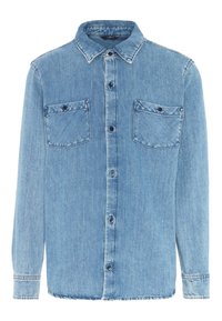 Camicia di jeans azzurro chiaro con maniche lunghe, due tasche sul petto, chiusura anteriore con bottoni e cuciture a contrasto su colletto e polsini.
