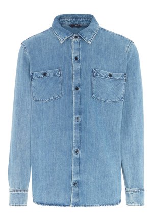 Camicia di jeans azzurro chiaro con maniche lunghe, due tasche sul petto, chiusura anteriore con bottoni e cuciture a contrasto su colletto e polsini.