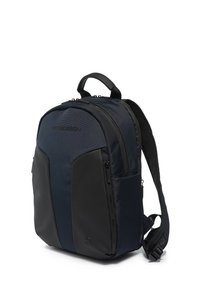 Zaino blu navy con dettagli neri, featuring spallacci imbottiti, manico superiore e diversi scomparti con zip per un'ottima organizzazione.