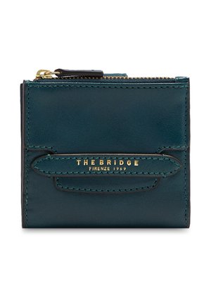 Cartera compacta de piel en verde azulado oscuro con cremallera dorada y «THE BRIDGE FIRENZE 1969» grabado en la correa frontal.