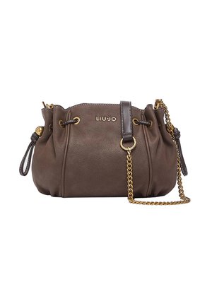 Bolso de mano Liu Jo de cuero marrón con asa de cadena dorada y detalle de cordón en los lados sobre fondo blanco.