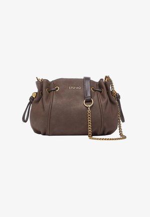 Bolso de mano Liu Jo de cuero marrón con asa de cadena dorada y detalle de cordón en los lados sobre fondo blanco.