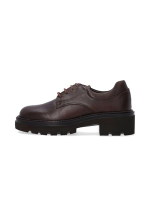 Chaussure en cuir marron à lacets avec un bout arrondi, dessus texturé et semelle en caoutchouc noir proéminente présentant un motif de semelle robuste.