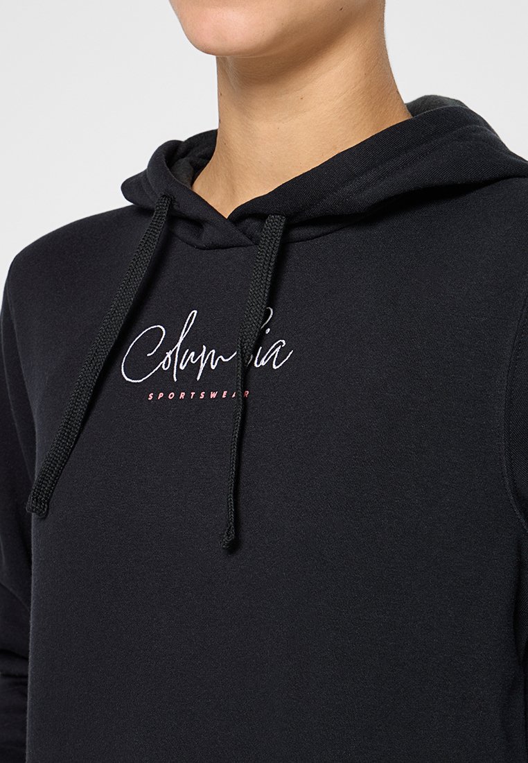 Schwarzer Columbia Sportswear Hoodie mit Kordelzügen, getragen von einer Person, die Brust- und Halsbereich zeigend.