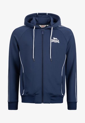 Sudadera de cremallera color navy hecha de tejido suave, con detalles en blanco, un bolsillo tipo canguro y capucha con cordón. Logo de Lonsdale en el pecho.