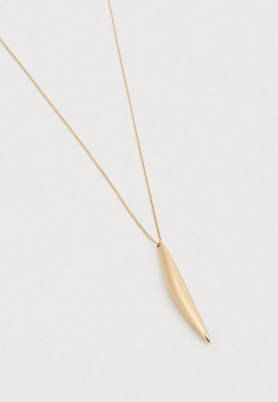 Κολιέ με χρυσό μενταγιόν σε λείο, επιμηκυμένο σχήμα σταγόνας, κρεμασμένο από μια λεπτή αλυσίδα. Μινιμαλιστικός σχεδιασμός με γυαλιστερό φινίρισμα.