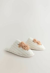 Zapatillas de tela con rayas en blanco y beige con un suave detalle de piel sintética rosa en la parte delantera. Diseño de punta redondeada con suela acolchada.