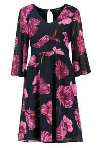 Florale jurk in donker marineblauw met levendige roze bloempatronen. Heeft een V-hals, belmouwen en een sleuf aan de achterzijde. Vloeiend materiaal.