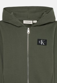 Calvin Klein Jeans BADGE ZIP THROUGH UNISEX - Sweat zippé - thyme