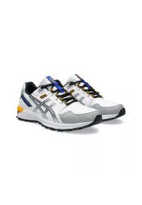 Scarpe da atletica da uomo in bianco e grigio con dettagli neri. Presentano una tomaia in rete, suola in gomma e lacci multicolori. Design moderno.