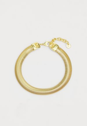 Bracciale in metallo tono oro con un design flessibile. Presenta una superficie liscia e rigata e una chiusura con catena regolabile. Accenti del logo distintivi.